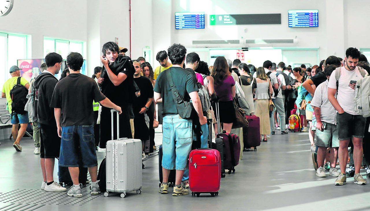 Viajeros aguardan por su tren en el vestíbulo de la estación provisional de A Coruña