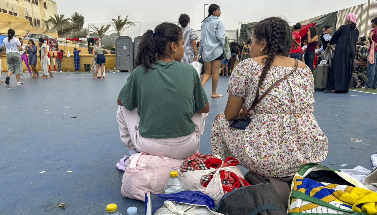 Dos menores migrantes, en el campamento improvisado por los vecinos del barrio de El Príncipe en Ceuta