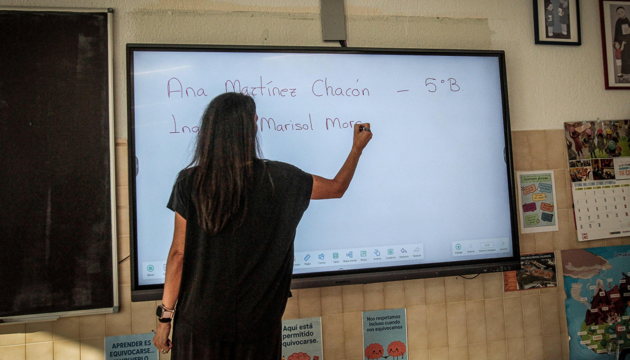 Una profesora escribe en una pantalla digital en un aula del Calasanz