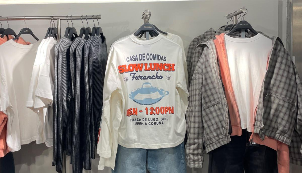 La camiseta del 15004 coruñés en plena tienda de Pull & Bear en Ámsterdam