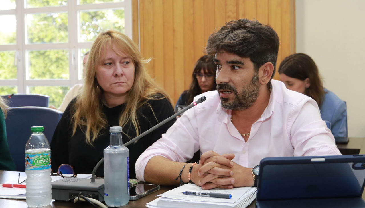 El portavoz socialista, Diego Alcantarilla, en un pleno de Cambre