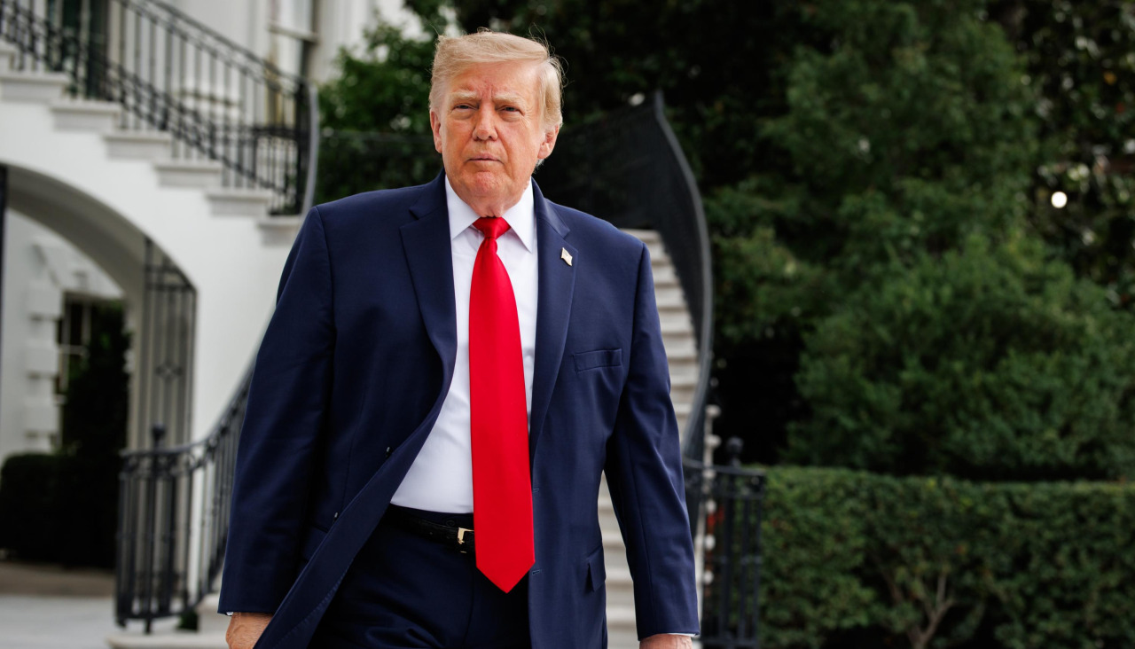Donald Trump camina por el Pórtico Sur de la Casa Blanca, antes de partir desde el helipuerto