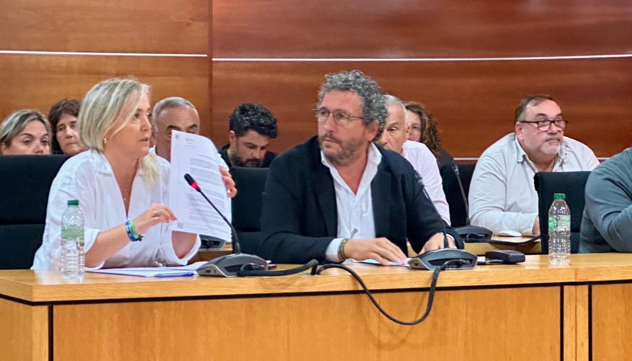 García, a la izquierda, durante el último pleno
