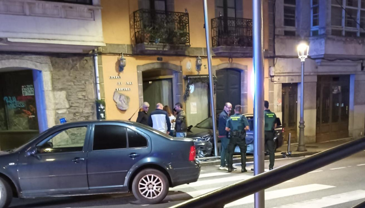 Coche empotrado tras una persecución policial en Betanzos