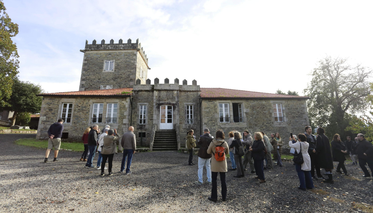 31 octubre 2025 página 17Betanzos.- Bienvenidos al Pazo de Illobre. Una treintena de ciudadanos asiste a la visita organizada por Turismo de Betanzos con anuencia de la Fundación Condado de Taboada.