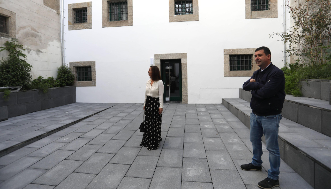 La alcaldesa, María Barral, y el concejal Diego Fernández, esta mañana, en el patio de la antigua cárcel