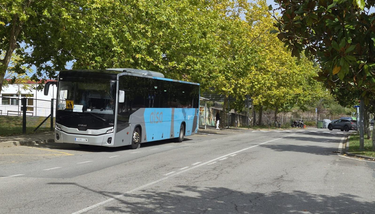 Autobús en la avenida de Miguel Hernández, delante el IES Miraflores