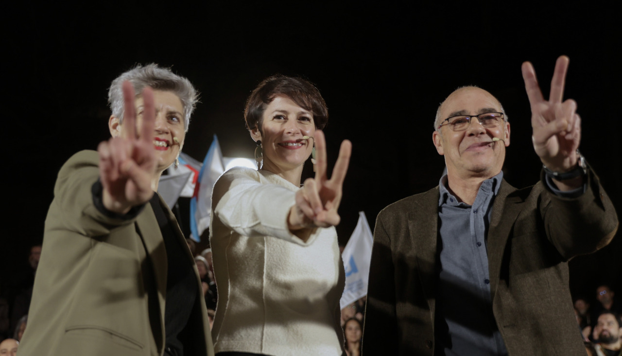 Ana Pontón, entre Mercedes Queixas y Francisco Jorquera, en el inicio de campaña en A Coruña @EFE Cabalar
