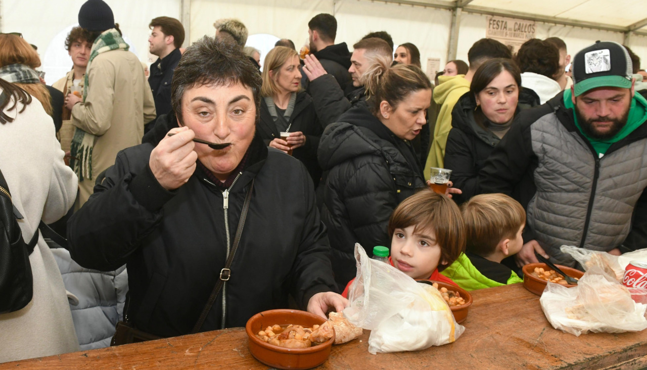 Los vecinos de Cambre, arremolinados bajo una gran carpa disfrutaron comiendo raciones de callos (17)