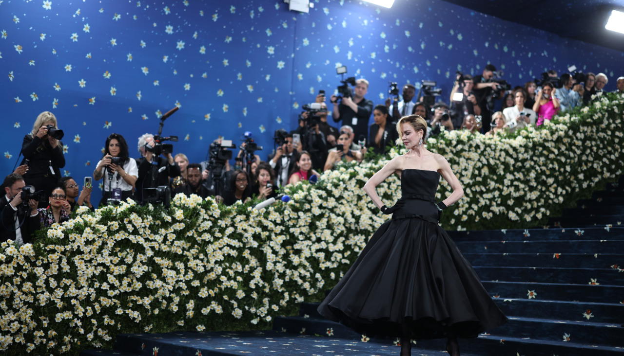 La actriz Nicole Kidman en la recreación de un diseño de Cristobal Balenciaga de los años 50. | EFE/EPA/JUSTIN LANE / JUSTIN LANE