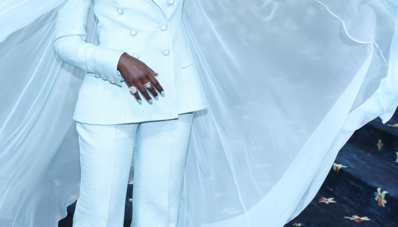 Lupita Nyong'o en un traje azul bebé de Chanel. | EFE/EPA/JUSTIN LANE