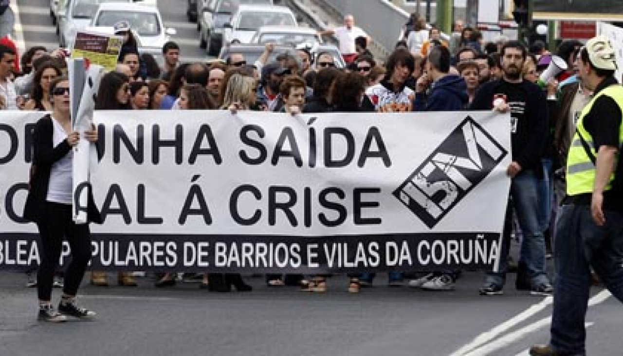 Miles de personas salen a las calles para celebrar el aniversario del 15M