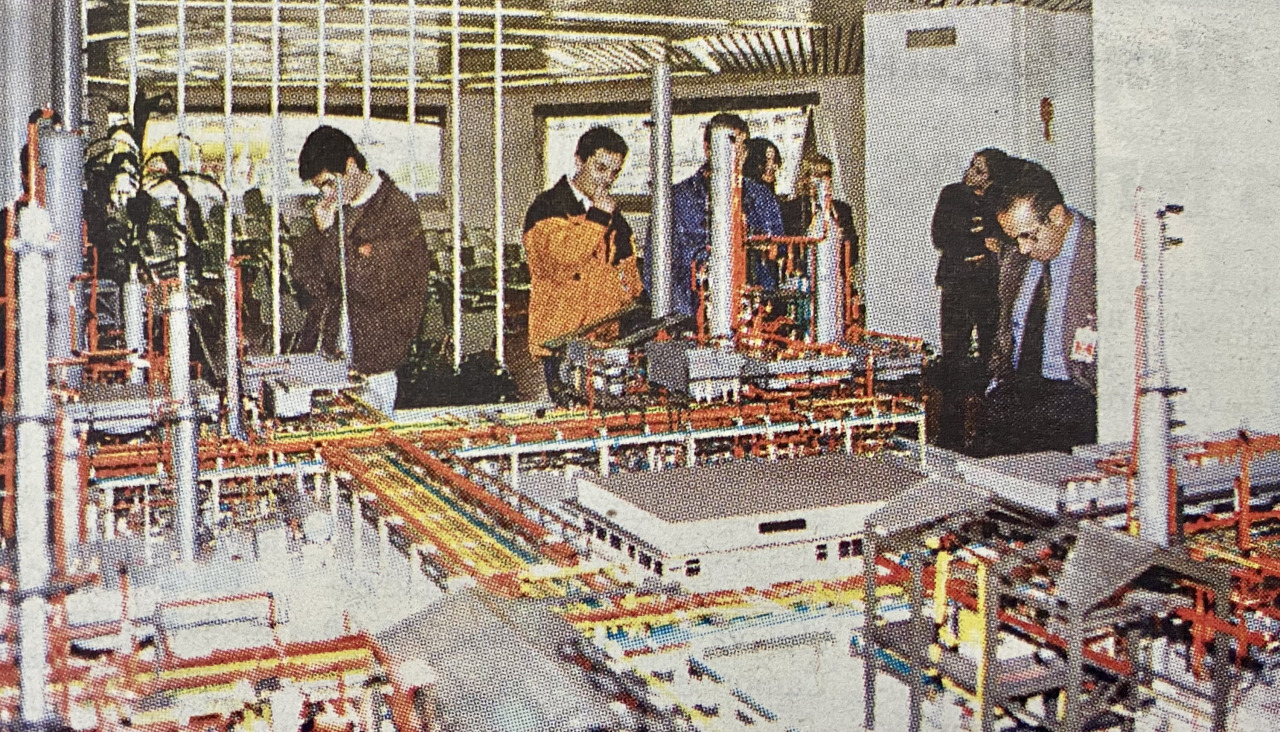 Familiares de los empleados de Repsol, en una visita a la sala de maquetas 1997
