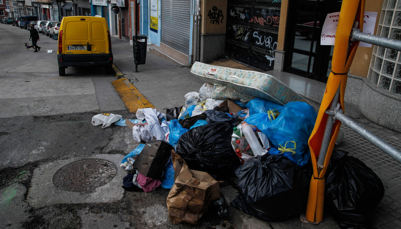 Vecinos de la calle Industrial tiran la basura en la acera al retirarse ...