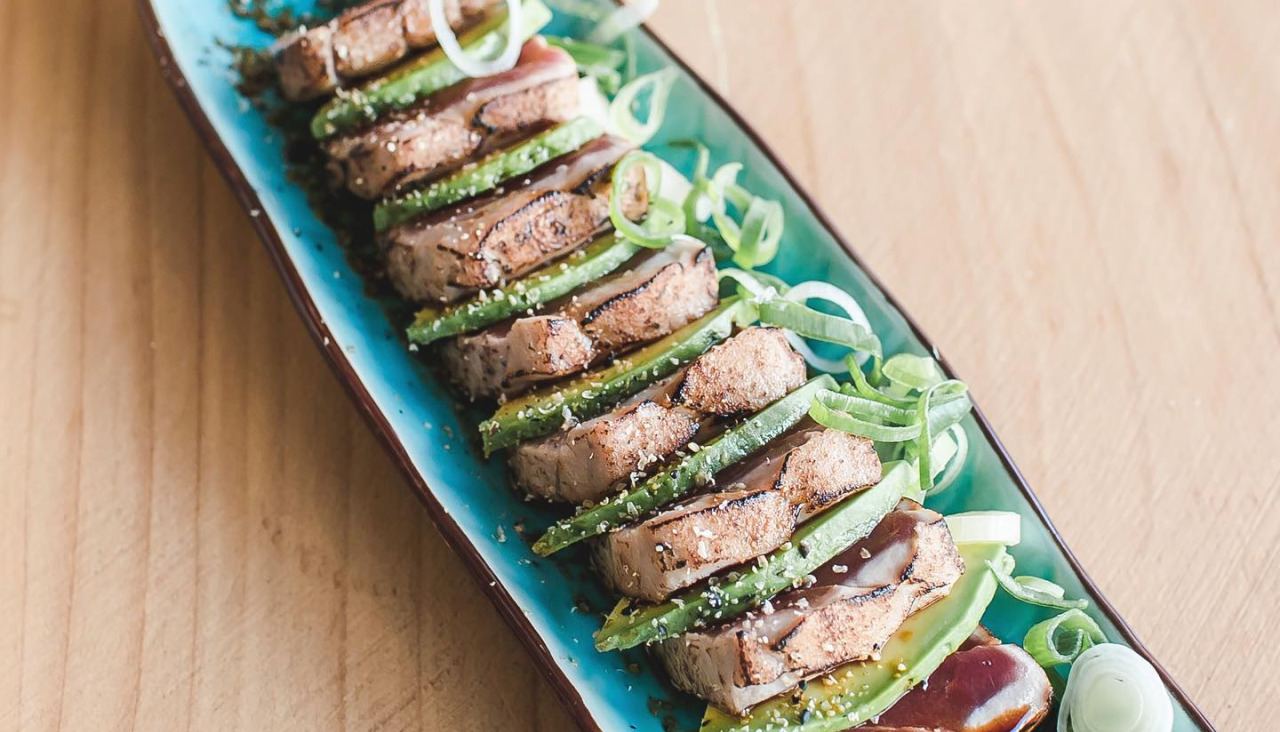 Tataki de atu00fan rojo con aguacate y salsa ponzu, uno de los platos de Art & Sushi