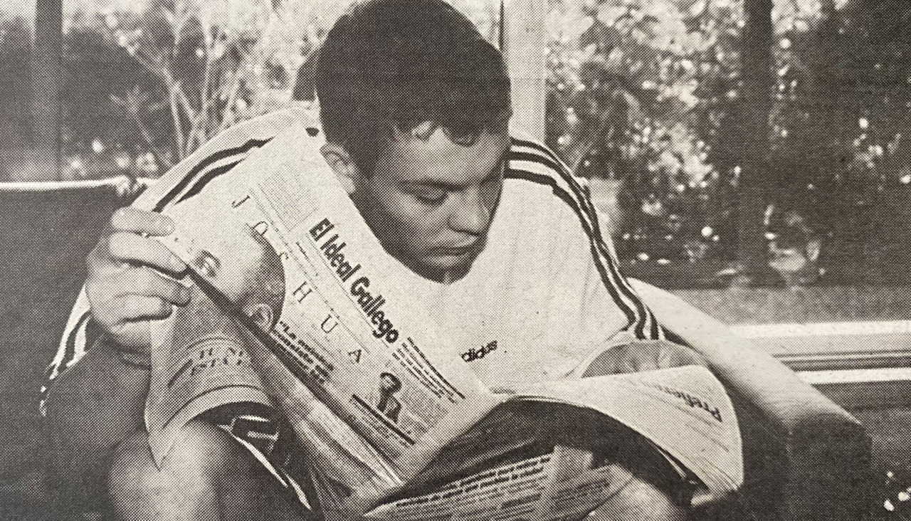 David jugador del Depor 1997 leyendo El Ideal Gallego en Vilalba