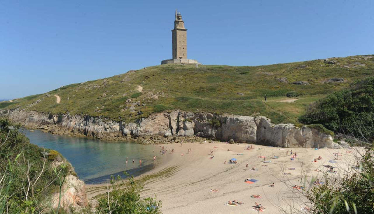 La Policía Local aborta un macrobotellón en la zona de la playa de As Lapas