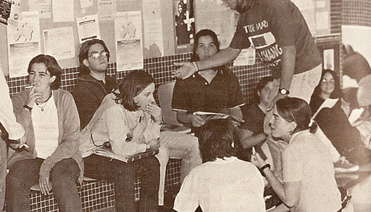 Los alumnos comentan los examenes en un descanso Gago 1997