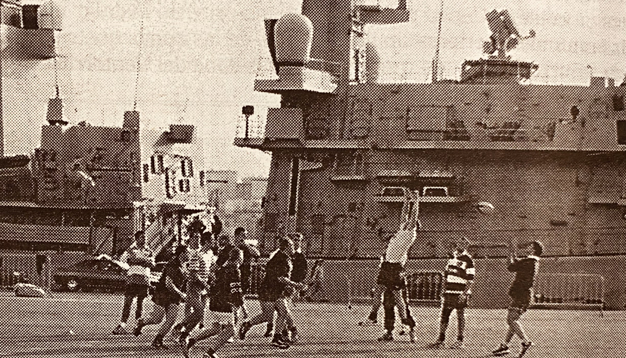 La tripulaciu00f3n de la fragata Richmond convierte el muelle de trasatlu00e1nticos en un campo de rugby 1998