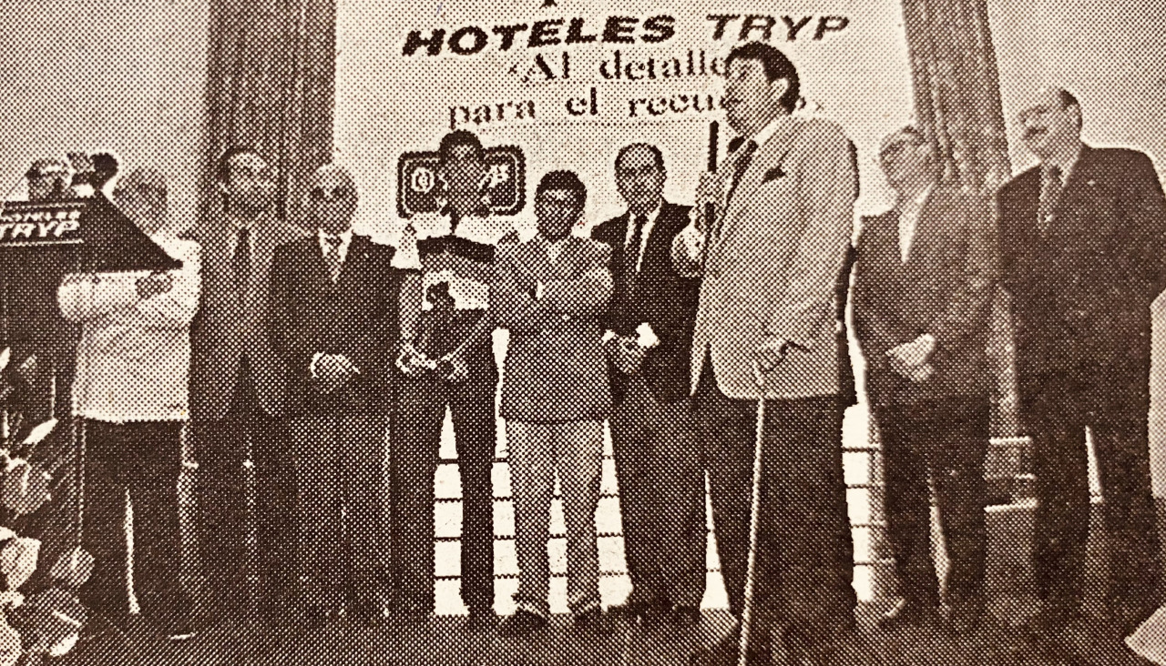 Francisco Vu00e1zquez, con bastu00f3n, tras sufrir un accidente domu00e9stico 1997