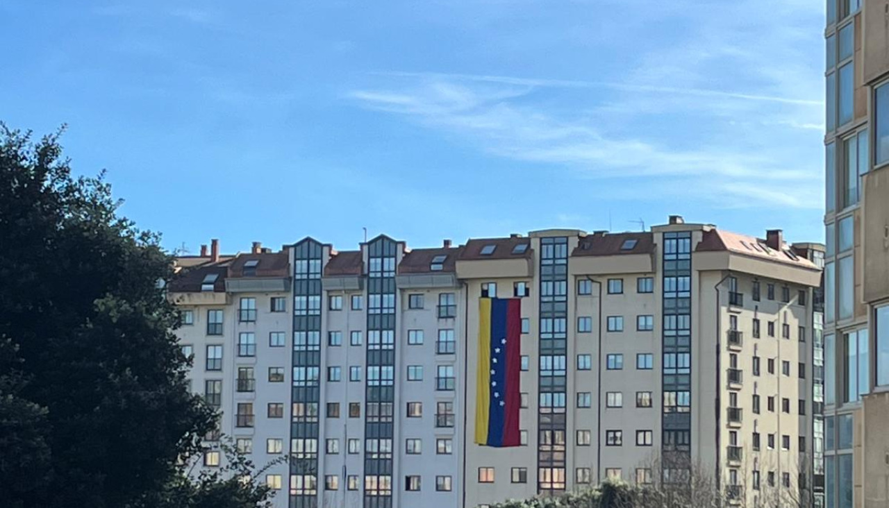 Bandera de Venezuela en un edificio de Los Rosales @ Dani Su00e1nchez (1)