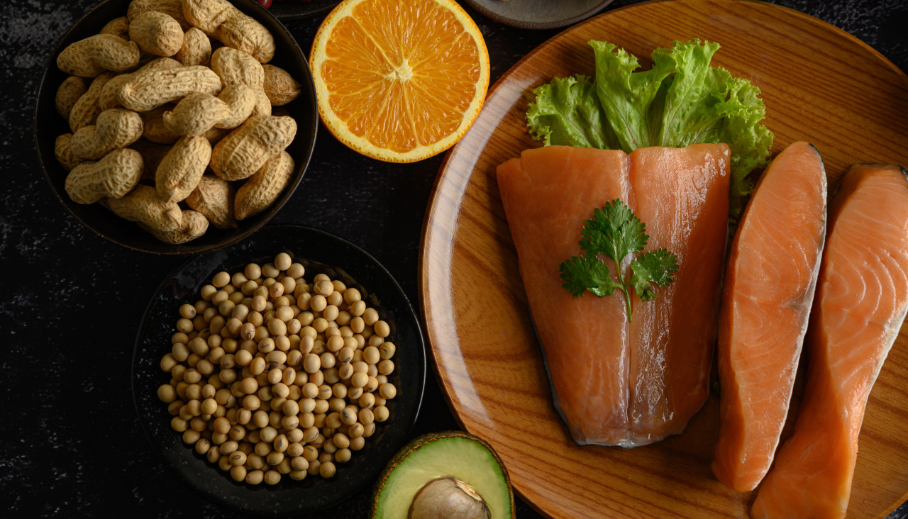 Legumbres trozos de fruta y salmon en un plato de madera