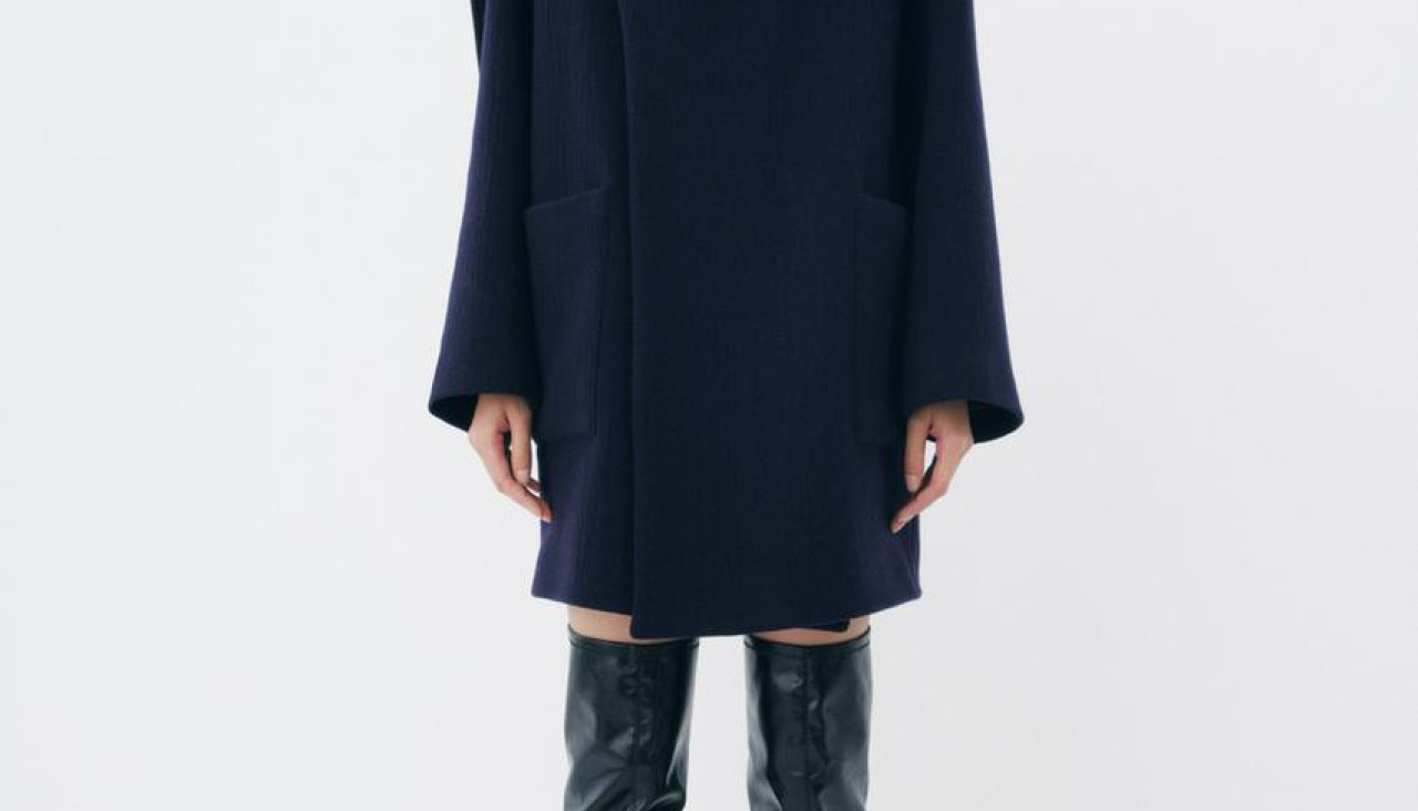 Abrigo en color marino con bufanda