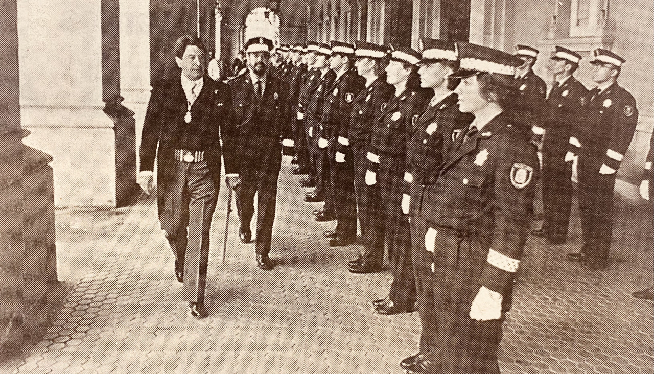 Francisco Vu00e1zquez pasa revista a la Policu00eda Local en la fiesta del Rosario 1997