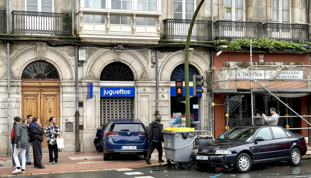 Coche empotrado contra el Juguettos de la plaza de Pontevedra @ Javier ALboru00e9s (3)