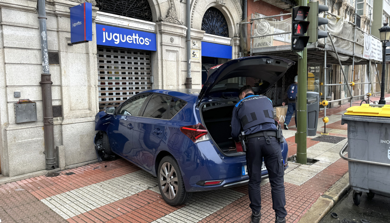 Coche empotrado contra el Juguettos de la plaza de Pontevedra @ Javier ALboru00e9s (5)