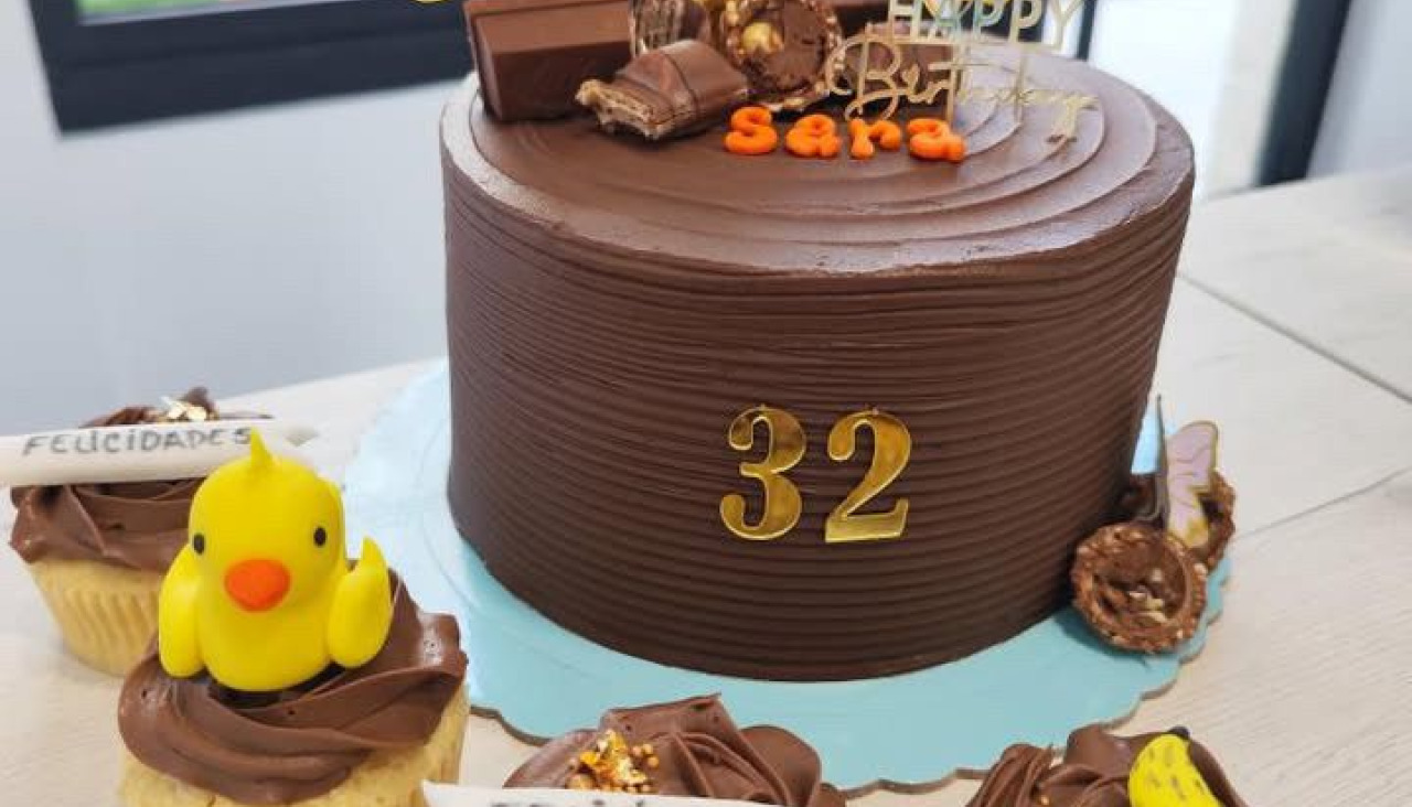Tarta y cupcakes elaborados por Sugary Club