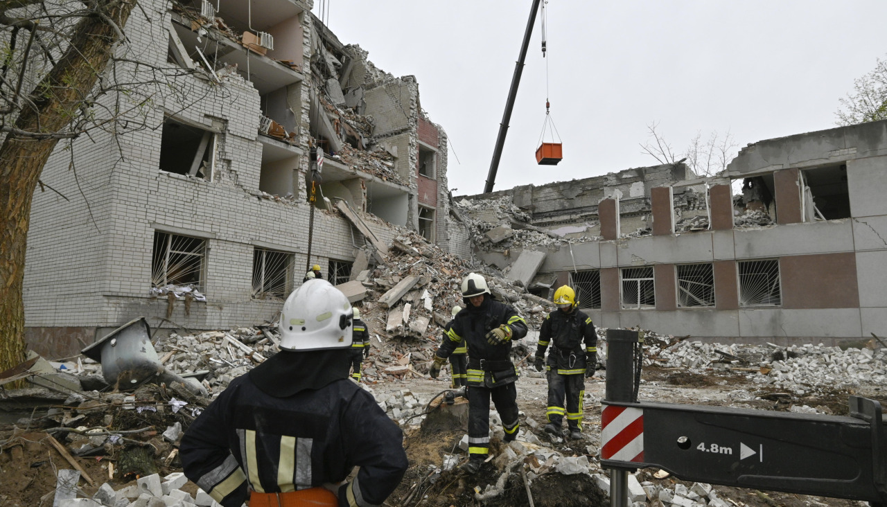 Chernihiv (Ukraine), 17/04/2024.- Ukrainian rescuers work at the site of a missile strike in Chernihiv, northern Ukraine, 17 April 2024, amid the Russian invasion. At least 17 people were killed and 60 others injured, including three children, following a Russian missile strike in Chernihiv, the State Emergency Service of Ukraine (SESU) said, adding that a search and rescue operation was ongoing. A social infrastructure facility, a hospital, and several residential high-rise buildings were damaged as a result of the morning rocket attack in Chernihiv, north of Kyiv, Ukrainian officials said. (Rusia, Ucrania, Kiev) EFE/EPA/SERHII OLEXANDROV