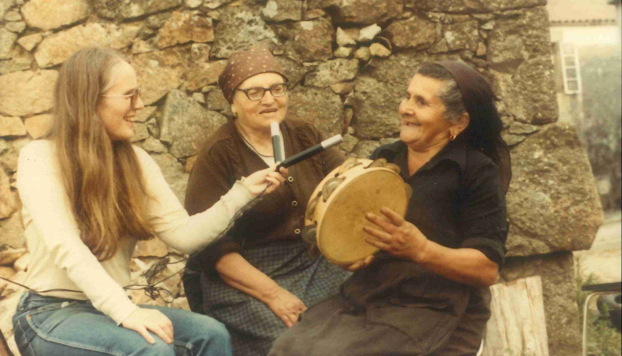 Elisa e Delfina @ Dorothu00e9 Schubarth Fonte Fondo Schubarth Santamarina do Museo do Pobo Galego