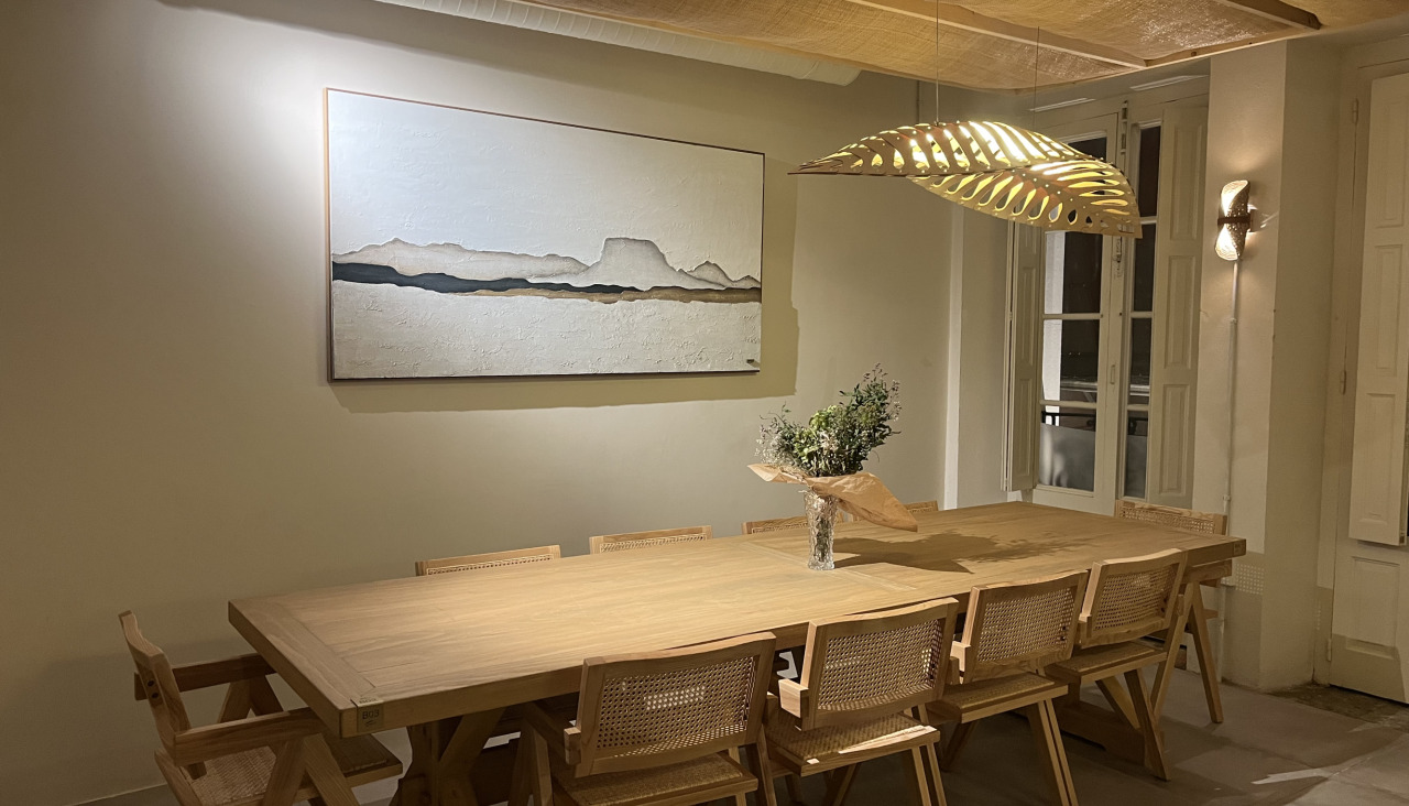 La parte superior cuenta con una sala privada equipada con mesas amplias, perfectas para grupos y celebraciones 