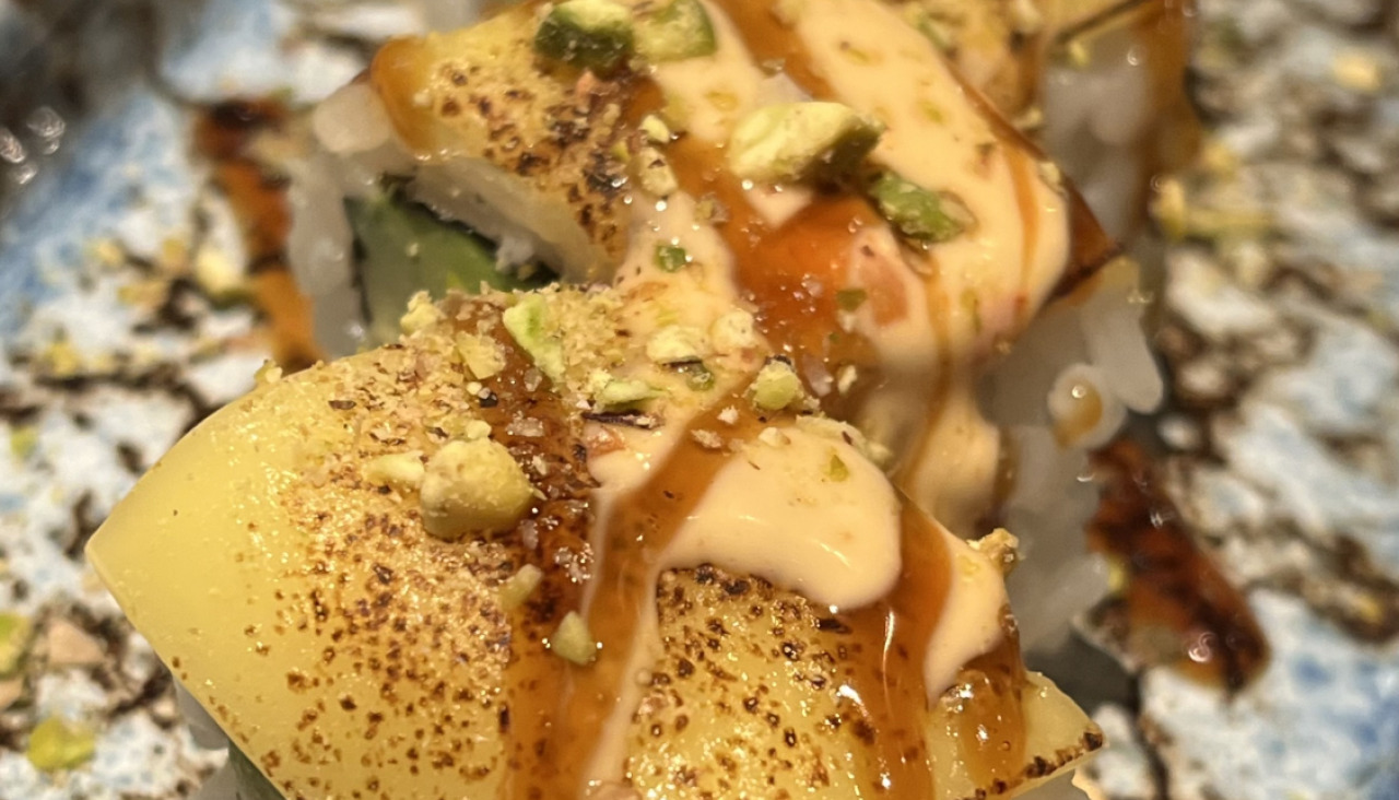 Ura de salmou0301n con aguacate y queso fundido 