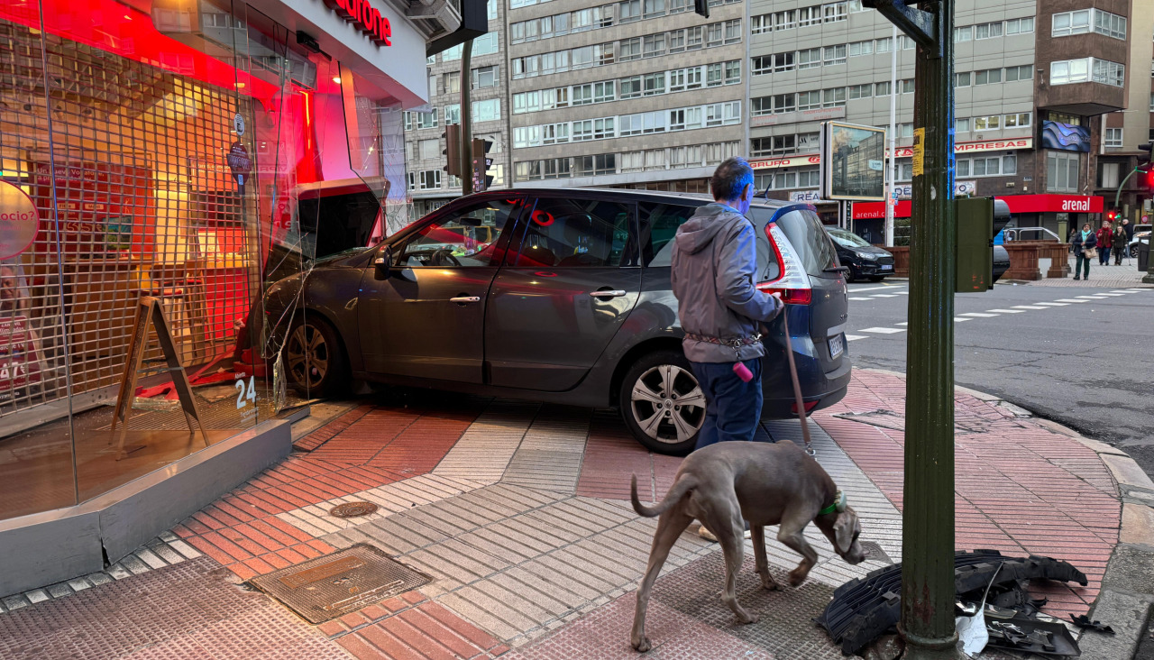 Un coche se empotra contra el Vodafone de la plaza de Pontevedra en A Coruña @ Javier Alborés (1)