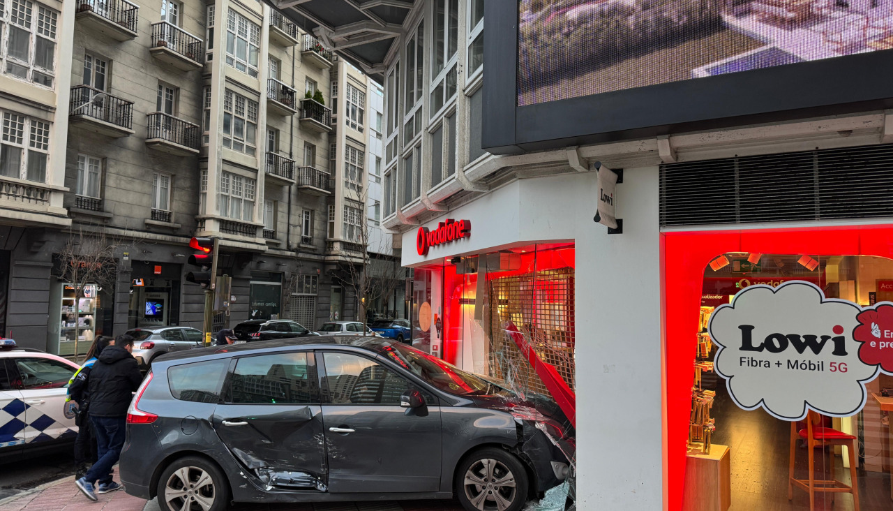 Un coche se empotra contra el Vodafone de la plaza de Pontevedra en A Coruña @ Javier Alborés (2)