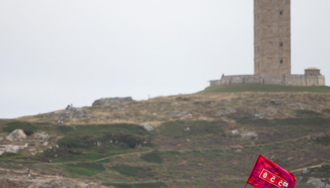Liga ACT Traineras frente a la Torre de Hércules