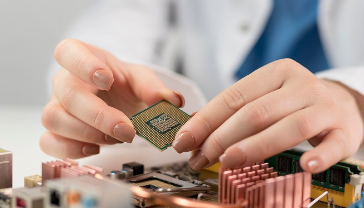 Investigador cerca chip 23 2148925507