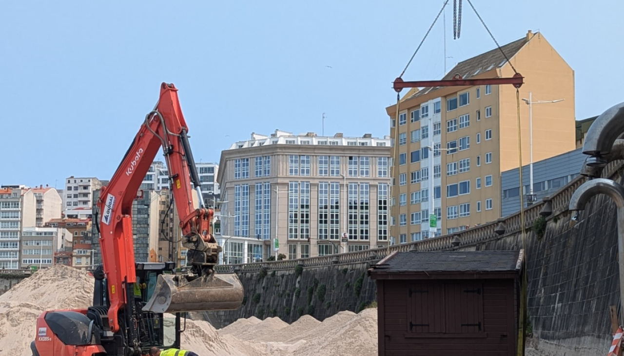 Instalaciu00f3n de las casetas de los socorristas en el Orzu00e1n y Riazor (3)