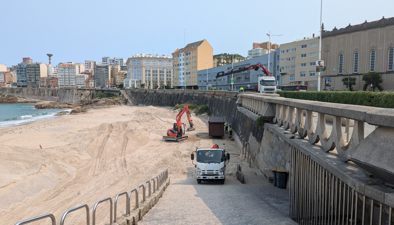 Instalaciu00f3n de las casetas de los socorristas en el Orzu00e1n y Riazor (2)