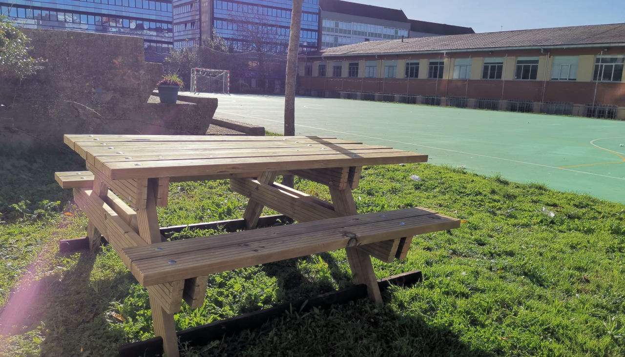 Mesas de madera montadas en el IES ZALAETA 4