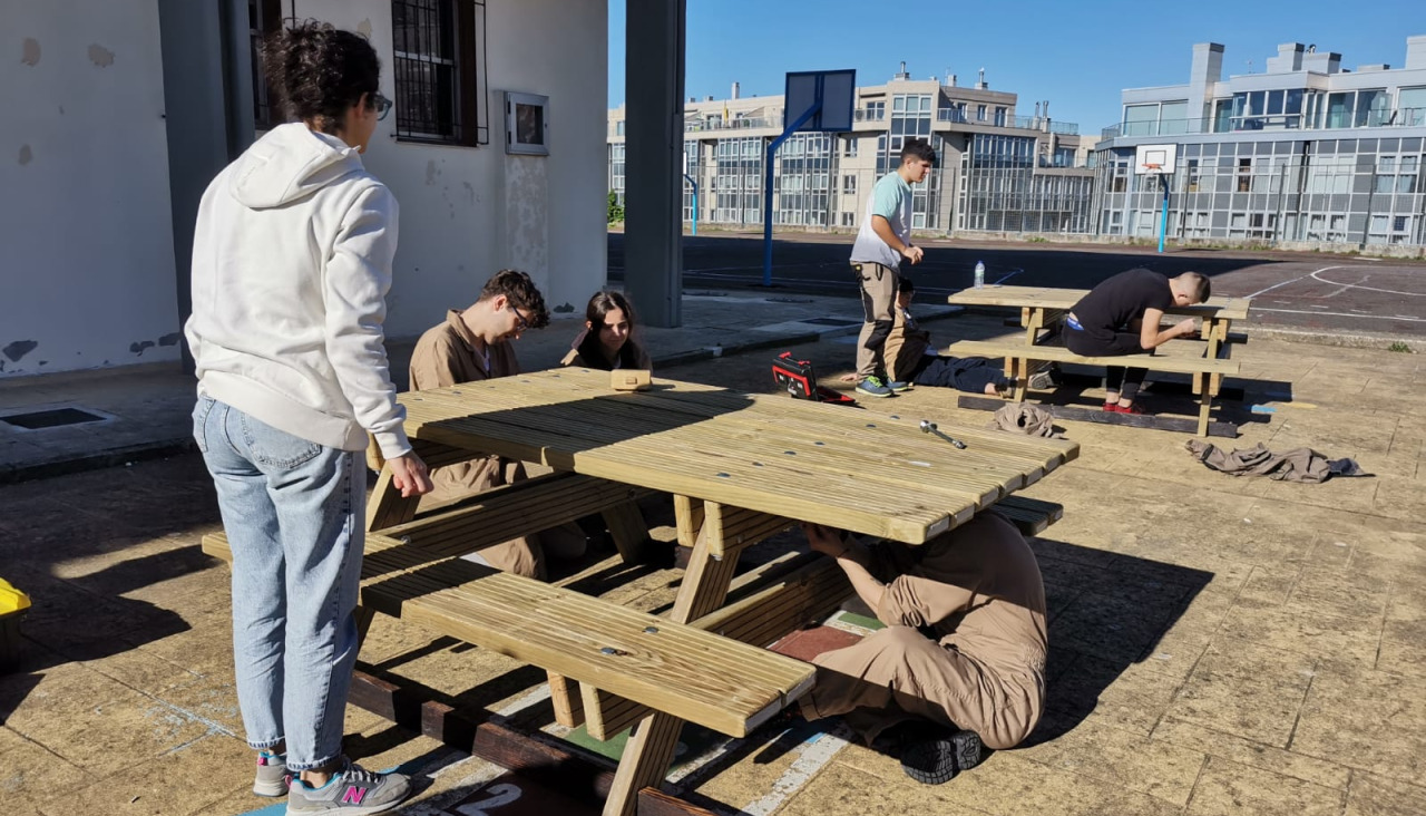Mesas de madera montadas en el CEIP VICTOR LOPEZ 3