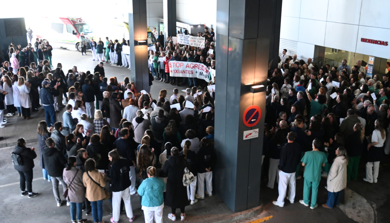 Concentración en el Chuac por el apuñalamiento de un enfermero y un vigilante de seguridad @ Pedro Puig (16)