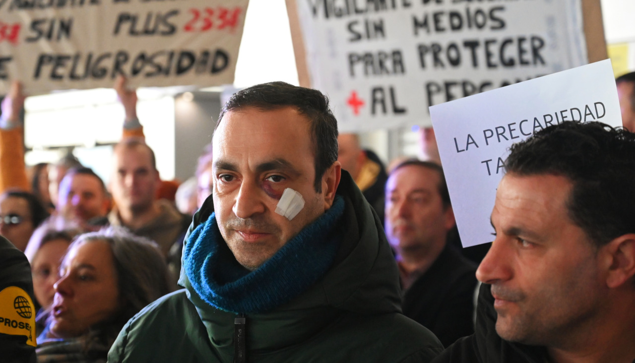 Concentración en el Chuac por el apuñalamiento de un enfermero y un vigilante de seguridad @ Pedro Puig (13)