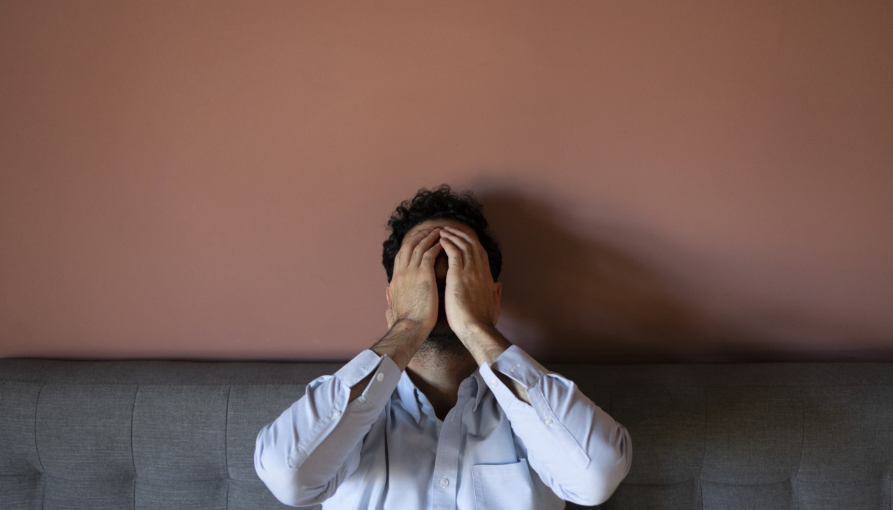 Hombre frustrado en la vista frontal del sofa