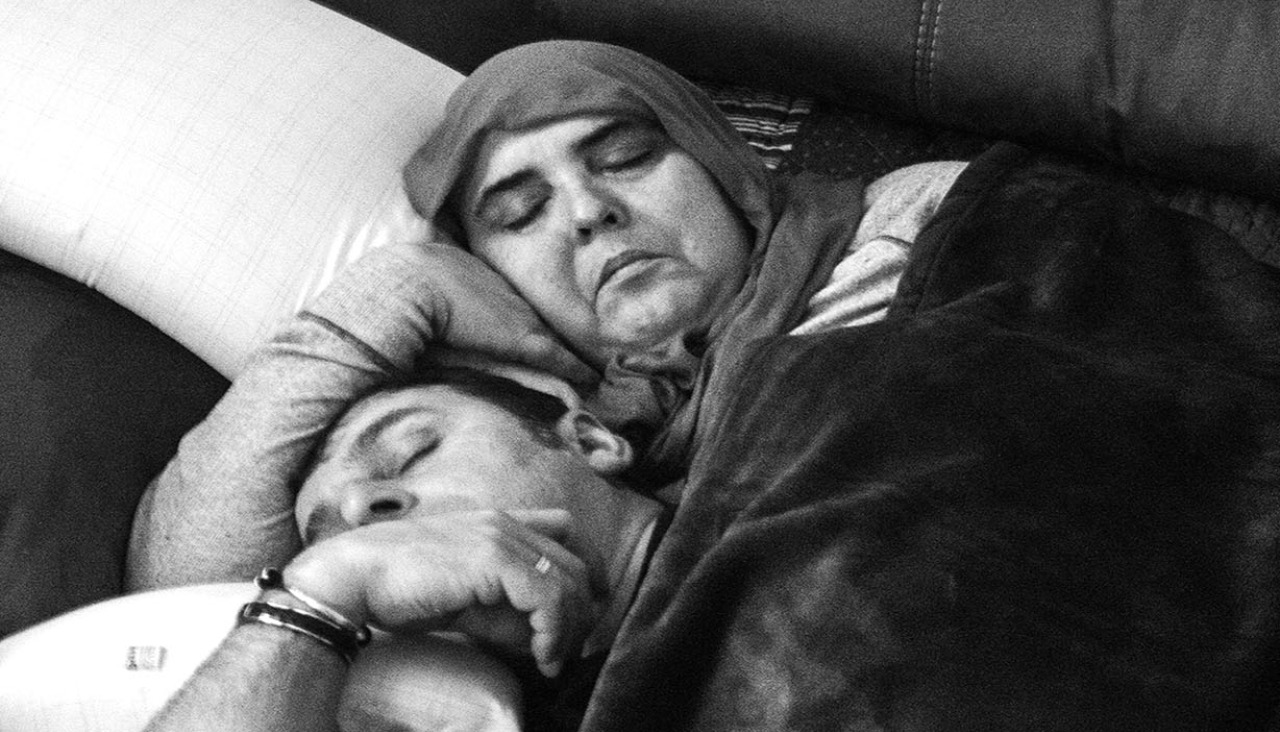 Berta acompanu0303ada por su marido, una fotografiu0301a iu0301ntima que su hijo quiere ensenu0303ar al mundo 