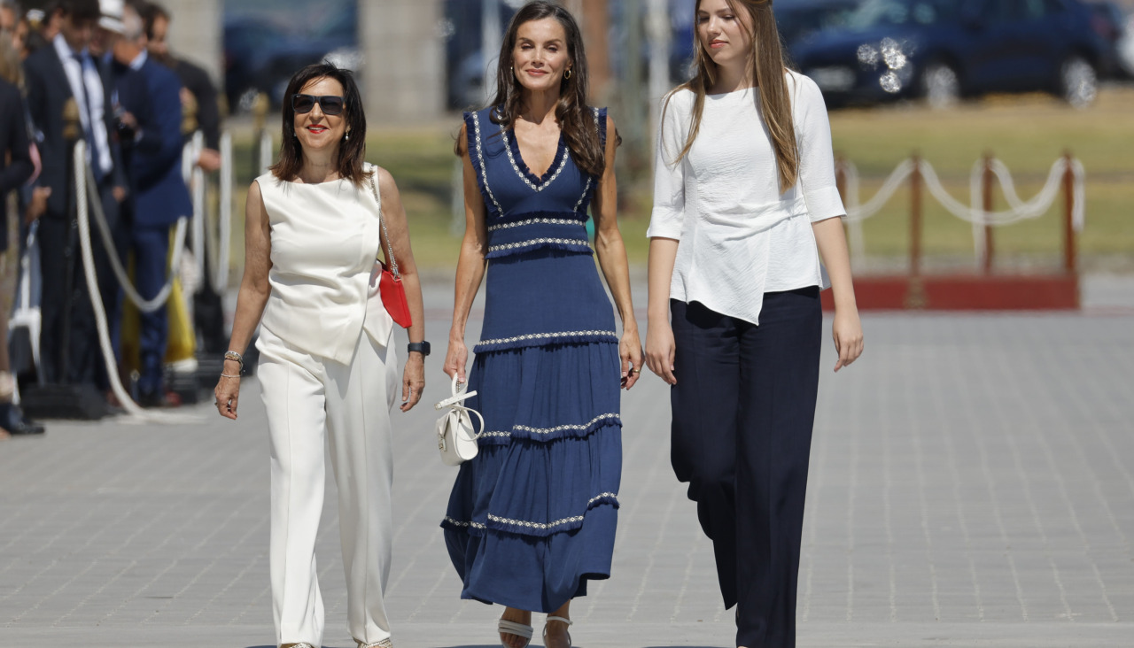 MARÍN (PONTEVEDRA), 16/07/2025.- La reina Letizia, la infanta Sofía (d) y la ministra de Defensa, Margarita Robles (i), asisten a la entrega de reales despachos a los nuevos oficiales en la Academia Naval de Marín, un acto en el que la princesa Leonor recibirá la Gran Cruz al Mérito Naval, este miércoles. EFE/ Lavandeira Jr