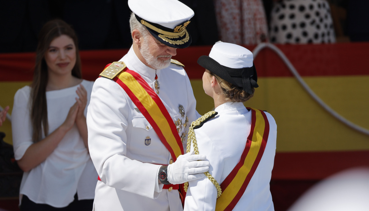 MARÍN (PONTEVEDRA), 16/07/2025.- La princesa Leonor recibe la Gran Cruz al Mérito Naval de manos de su padre, el rey Felipe VI, durante la entrega de reales despachos a los nuevos oficiales en la Academia Naval de Marín, un acto al que asisten la reina Letizia y la infanta Sofía (i-atrás), este miércoles. EFE/ Lavandeira Jr
