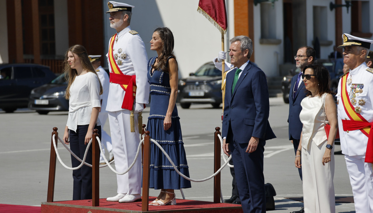 MARÍN (PONTEVEDRA), 16/07/2025.- Los reyes Felipe VI y Letizia, y la infanta Sofía (i) junto al presidente de la Xunta, Alfonso Rueda (3d) la ministra de Defensa, Margarita Robles (2d) asisten a la entrega de reales despachos a los nuevos oficiales en la Academia Naval de Marín, un acto enel que la princesa Leonor recibirá la Gran Cruz al Mérito Naval, este miércoles. EFE/ Lavandeira Jr